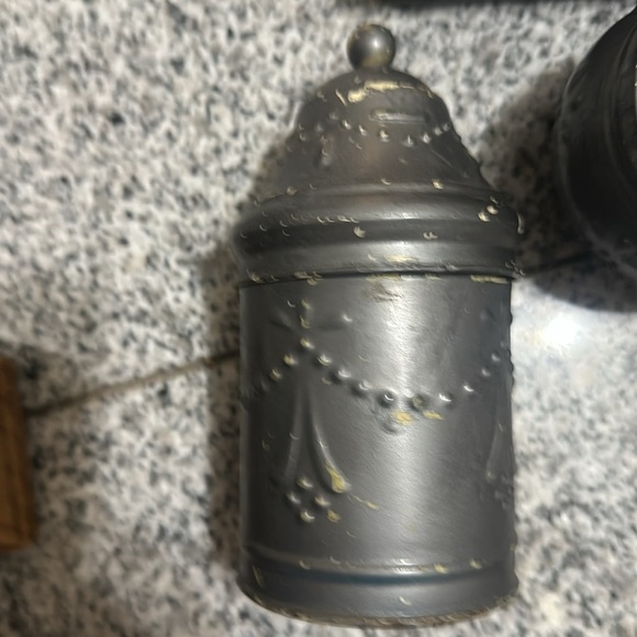 Vintage metal bathroom set.  Can be repainted. - Picture 3 of 5